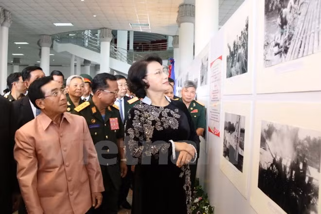 “1961至1975年时期传奇的胡志明小道老挝段”图片展正式开展 ảnh 1 “1961至1975年时期传奇的胡志明小道老挝段”图片展正式开展 ảnh 1