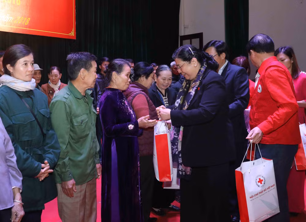 国会副主席丛氏放看望慰问奠边省人民和边防屯干部战士 ảnh 2 国会副主席丛氏放看望慰问奠边省人民和边防屯干部战士 ảnh 2