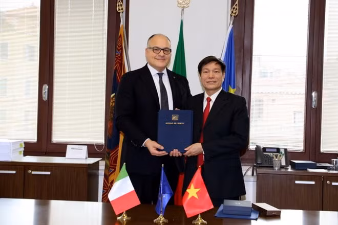 越南巴地头顿省与意大利威尼托大区正式建立友好合作关系 ảnh 1