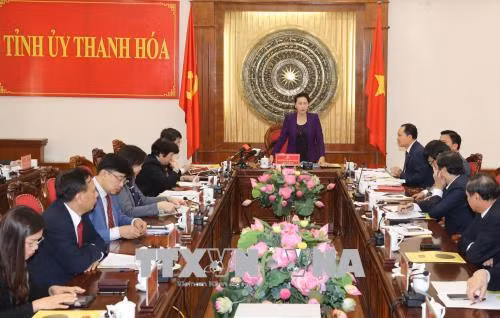 国会主席阮氏金银与清化省省委常务委员会举行工作座谈会 ảnh 2 国会主席阮氏金银与清化省省委常务委员会举行工作座谈会 ảnh 2