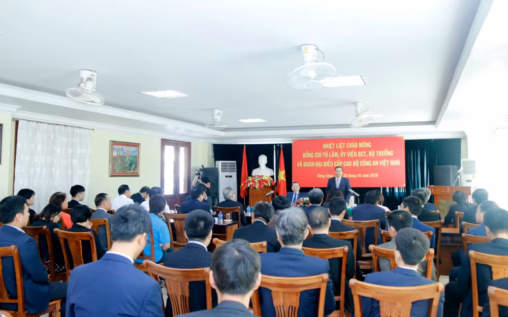 越南公安部部长苏林走访越南驻老大使馆 ảnh 2