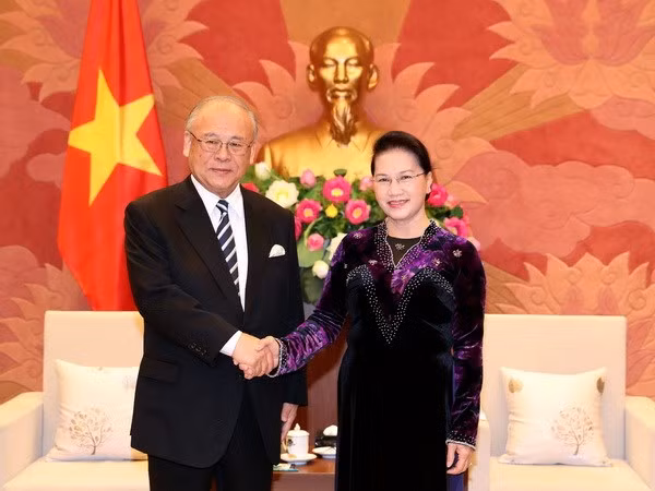 国会主席阮氏金银会见日越友好议员联盟特别顾问武部勤 ảnh 1
