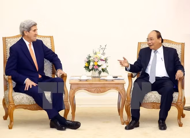 越南政府总理阮春福会见美国前国务卿约翰•克里 ảnh 1 越南政府总理阮春福会见美国前国务卿约翰•克里 ảnh 1