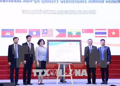 胡志明市国家大学直属百科大学获得东盟大学联盟高等教育级质量保障证书 ảnh 1 胡志明市国家大学直属百科大学获得东盟大学联盟高等教育级质量保障证书 ảnh 1