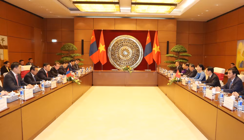 越南国会主席阮氏金银与蒙古国家大呼拉尔主席恩赫包勒德举行会谈 ảnh 2 越南国会主席阮氏金银与蒙古国家大呼拉尔主席恩赫包勒德举行会谈 ảnh 2
