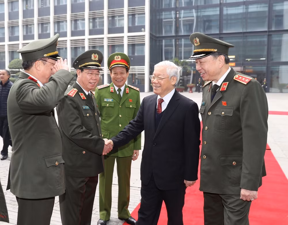 越共中央总书记阮富仲出席第73次全国公安会议 ảnh 2 越共中央总书记阮富仲出席第73次全国公安会议 ảnh 2