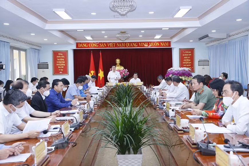 国会主席王廷惠与金瓯省委常委会举行工作会谈 ảnh 2 国会主席王廷惠与金瓯省委常委会举行工作会谈 ảnh 2