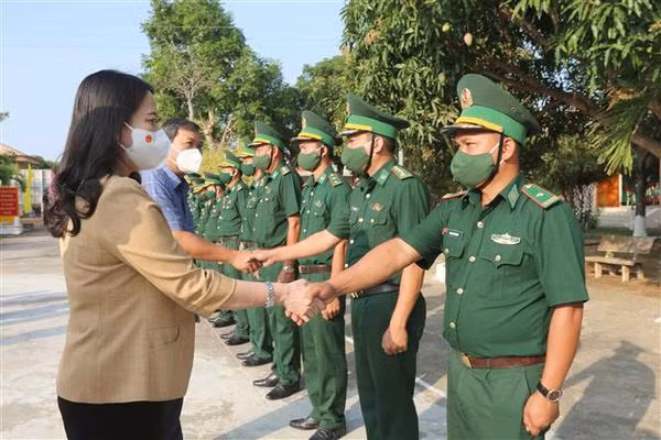 越南国家副主席和政府副总理向茶荣和山罗省优抚家庭和贫困群众拜年 ảnh 1 越南国家副主席和政府副总理向茶荣和山罗省优抚家庭和贫困群众拜年 ảnh 1