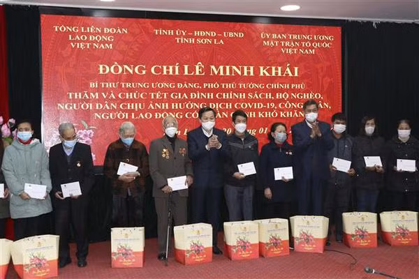 越南国家副主席和政府副总理向茶荣和山罗省优抚家庭和贫困群众拜年 ảnh 2 越南国家副主席和政府副总理向茶荣和山罗省优抚家庭和贫困群众拜年 ảnh 2