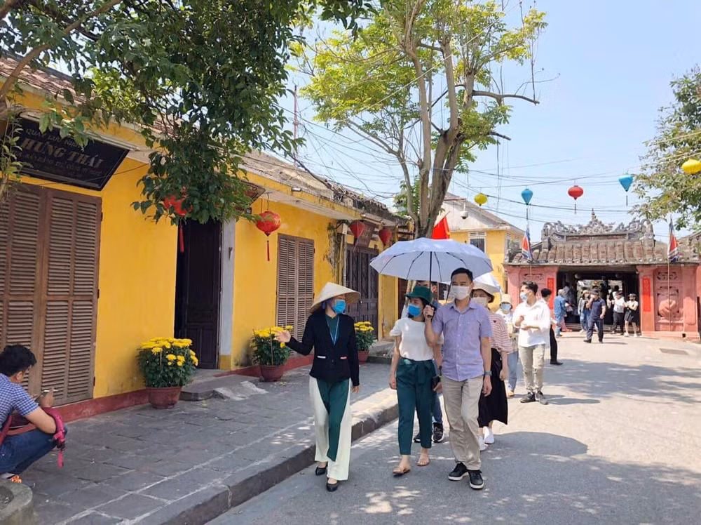 开年之初岘港市旅游业继续展现魅力 不忘防疫安全 ảnh 1