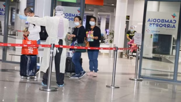 柬政府不允许感染奥密克戎变异株患者居家治疗 ảnh 1