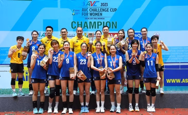 越南女排首次夺得2023年AVC挑战杯冠军 ảnh 1