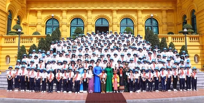 越南国家副主席武氏映春会见“向日葵”夏令营代表团 ảnh 1