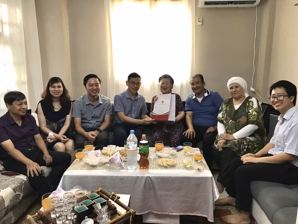 越南驻阿尔及利亚大使馆值古尔邦节之际探望旅居阿尔及利亚侨胞家庭 ảnh 1 越南驻阿尔及利亚大使馆值古尔邦节之际探望旅居阿尔及利亚侨胞家庭 ảnh 1