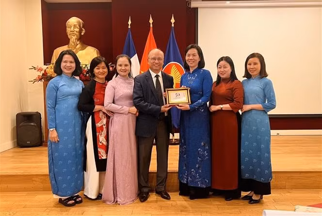 越南妇女联合会中央工作代表团对法国进行访问 ảnh 3 越南妇女联合会中央工作代表团对法国进行访问 ảnh 3