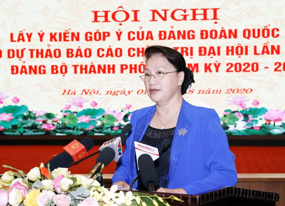 越南国会主席阮氏金银出席河内市党代会政治报告草案征求意见会 ảnh 1 越南国会主席阮氏金银出席河内市党代会政治报告草案征求意见会 ảnh 1