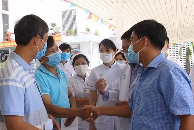 越南政府有力防控新冠肺炎疫情 努力丞救患者 ảnh 1