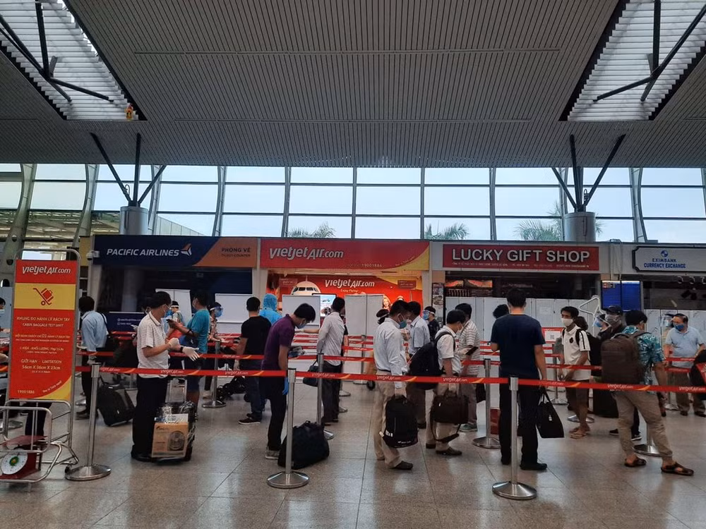越捷安排航班将被困在岘港市的230名游客送回河内 ảnh 1