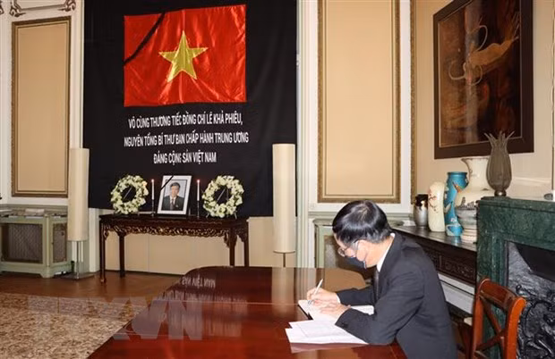 原越共中央总书记黎可漂的吊唁仪式在瑞士、比利时、德国和加拿大举行 ảnh 2 原越共中央总书记黎可漂的吊唁仪式在瑞士、比利时、德国和加拿大举行 ảnh 2