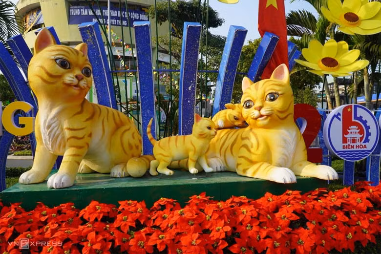 同奈省陶瓷猫吉祥物摆件深受广大客户青睐 ảnh 1 同奈省陶瓷猫吉祥物摆件深受广大客户青睐 ảnh 1