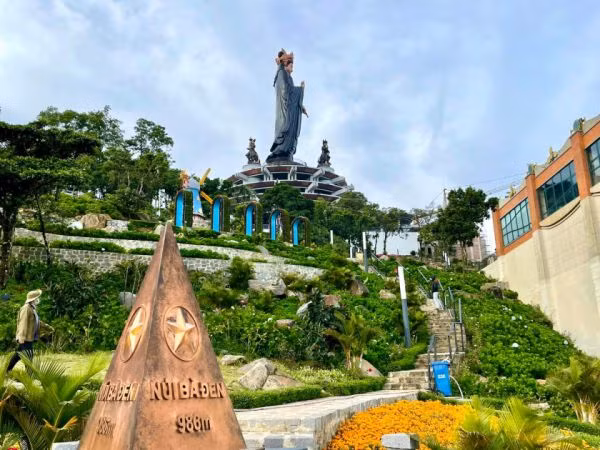 西宁省黑婆山接待游客量超百万人次 ảnh 1