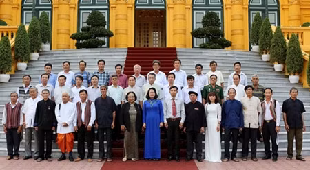 越南国家副主席邓氏玉盛会见巴地头顿省少数民族威信模范者代表团 ảnh 1 越南国家副主席邓氏玉盛会见巴地头顿省少数民族威信模范者代表团 ảnh 1