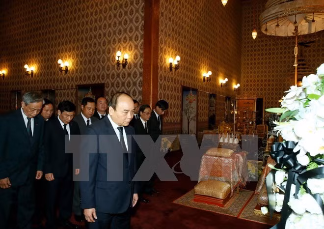 越南政府总理阮春福凭吊泰国国王 ảnh 1 越南政府总理阮春福凭吊泰国国王 ảnh 1