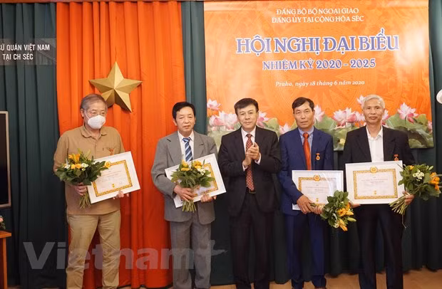 充分发挥捷克越共党员在抗击疫情中的先锋模范作用 ảnh 1
