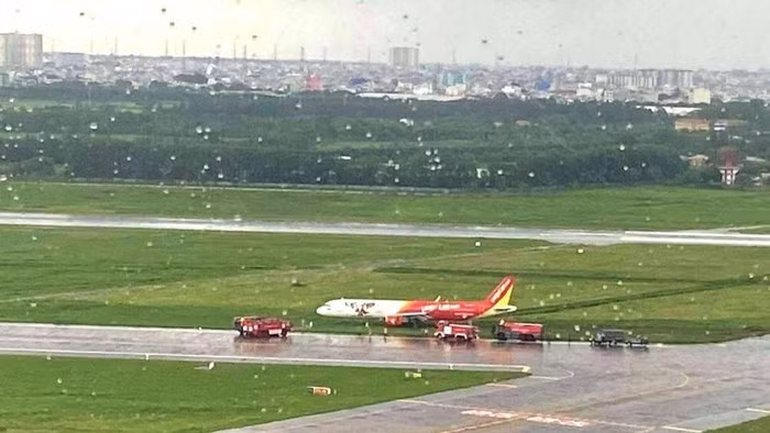 越捷航空飞机降落时滑出跑道 数百个航班受影响 ảnh 2