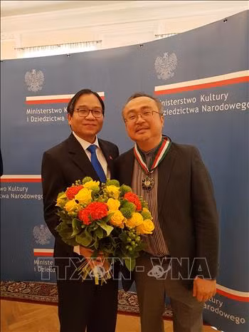 越南人民艺术家邓泰山荣获波兰最高贵的文化奖项 ảnh 2 越南人民艺术家邓泰山荣获波兰最高贵的文化奖项 ảnh 2