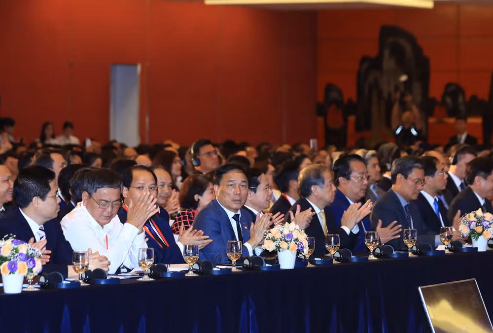 WEF ASEAN 2018:政府总理阮春福和WEF主席共同主持2018年越南工商峰会上的对话 ảnh 3 WEF ASEAN 2018:政府总理阮春福和WEF主席共同主持2018年越南工商峰会上的对话 ảnh 3