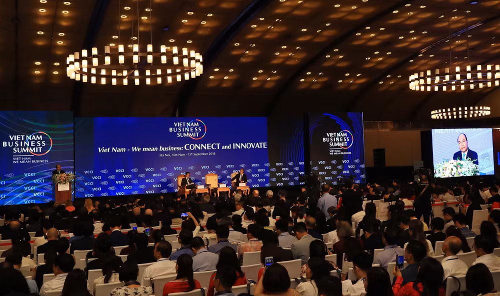WEF ASEAN 2018:政府总理阮春福和WEF主席共同主持2018年越南工商峰会上的对话 ảnh 1 WEF ASEAN 2018:政府总理阮春福和WEF主席共同主持2018年越南工商峰会上的对话 ảnh 1