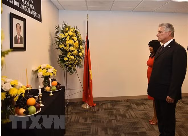 越南常驻联合国代表团为越南国家主席陈大光举行吊唁仪式 ảnh 2