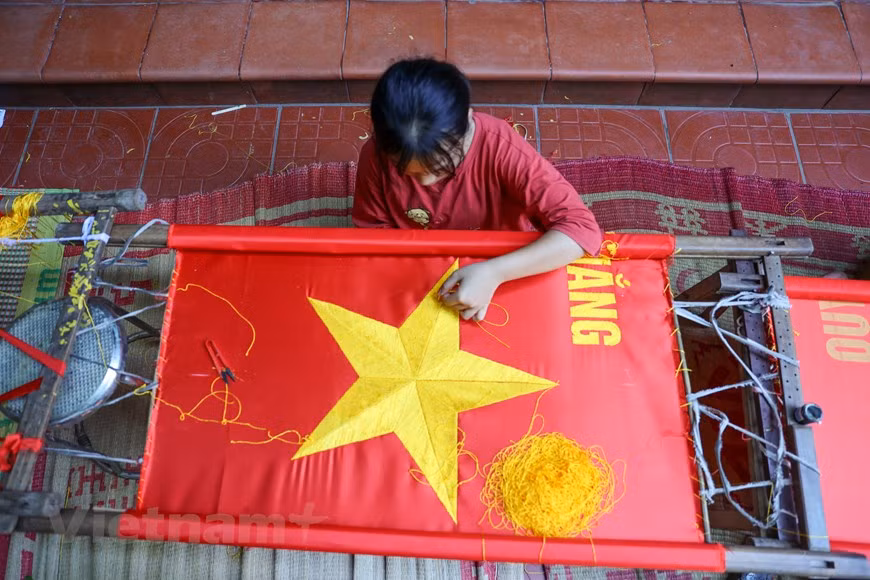 组图：九•二国庆节前夕 一家三代人忙着生产手绣国旗 ảnh 6