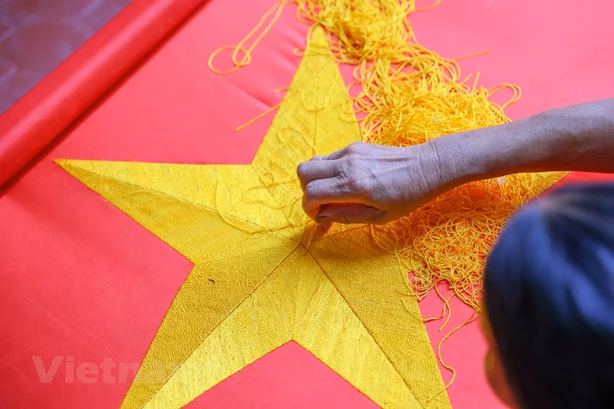 组图：九•二国庆节前夕 一家三代人忙着生产手绣国旗 ảnh 7