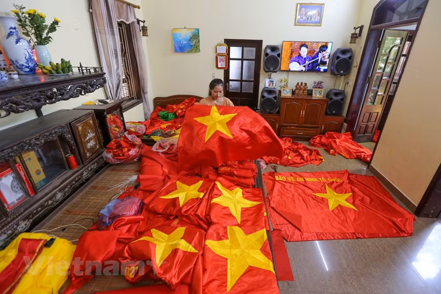 组图：九•二国庆节前夕 一家三代人忙着生产手绣国旗 ảnh 10