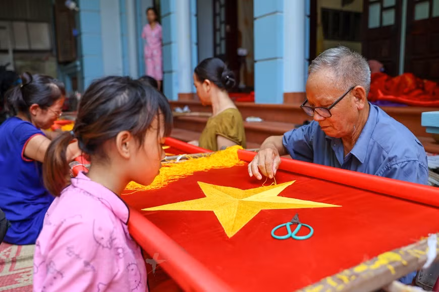 组图：九•二国庆节前夕 一家三代人忙着生产手绣国旗 ảnh 9