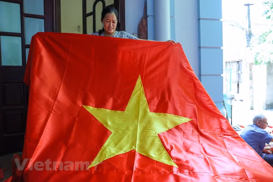 组图：九•二国庆节前夕 一家三代人忙着生产手绣国旗 ảnh 8