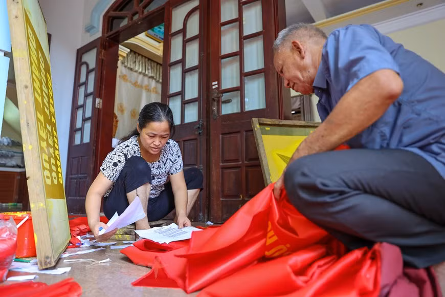 组图：九•二国庆节前夕 一家三代人忙着生产手绣国旗 ảnh 2