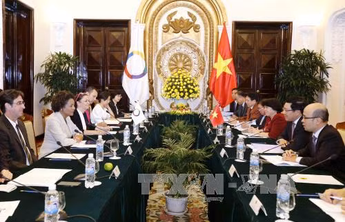 越南政府副总理兼外长范平明与法语国家组织秘书长米夏埃尔·让举行会谈 ảnh 1 越南政府副总理兼外长范平明与法语国家组织秘书长米夏埃尔·让举行会谈 ảnh 1