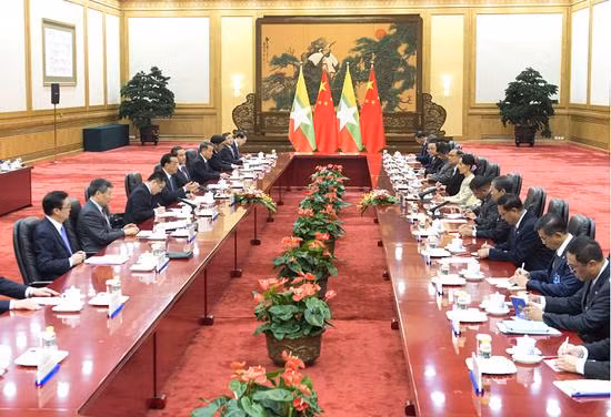 缅甸国务资政昂山素季与中国国务院总理李克强举行会谈 ảnh 1