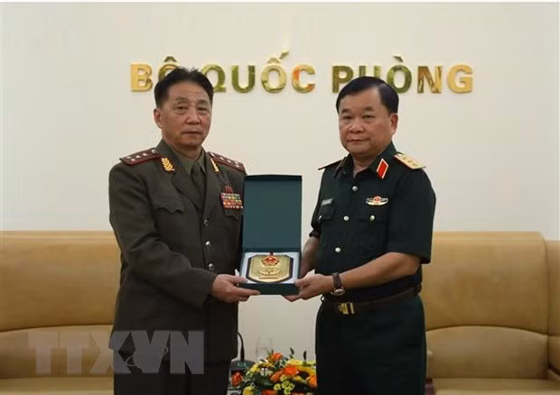 越南国防部副部长黄春战上将会见朝鲜驻越国防武官Kim Myong Chol大校 ảnh 1 越南国防部副部长黄春战上将会见朝鲜驻越国防武官Kim Myong Chol大校 ảnh 1