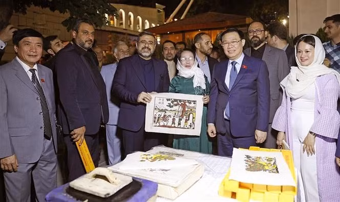 越南国会主席王廷惠出席伊朗越南文化周开幕式 ảnh 2 越南国会主席王廷惠出席伊朗越南文化周开幕式 ảnh 2