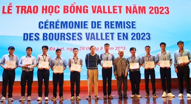 向越南七省份学生颁发瓦莱奖学金 ảnh 1 向越南七省份学生颁发瓦莱奖学金 ảnh 1
