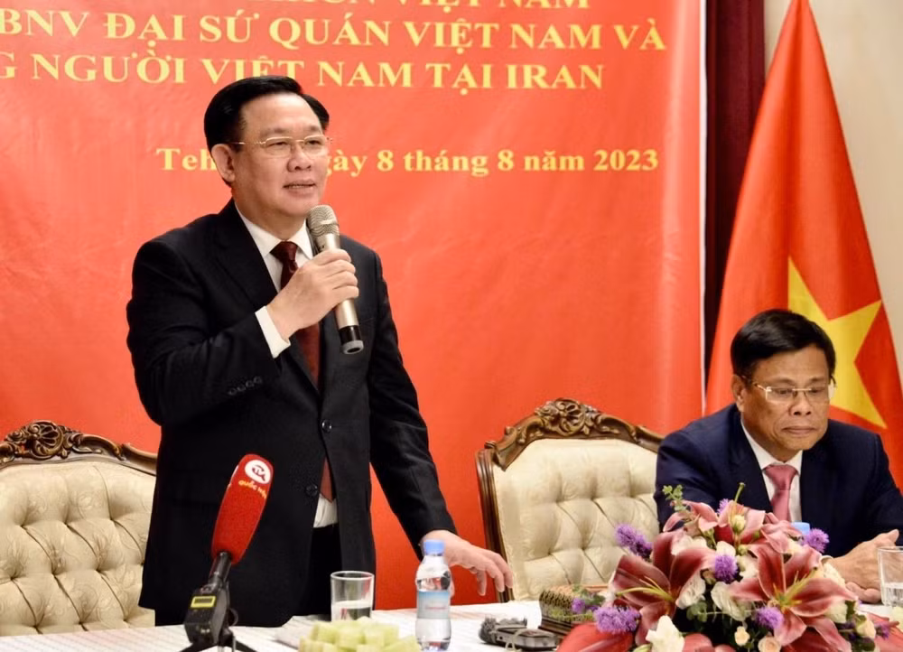 越南国会主席王廷惠走访慰问越南驻伊朗大使馆和旅伊越南人社群 ảnh 1