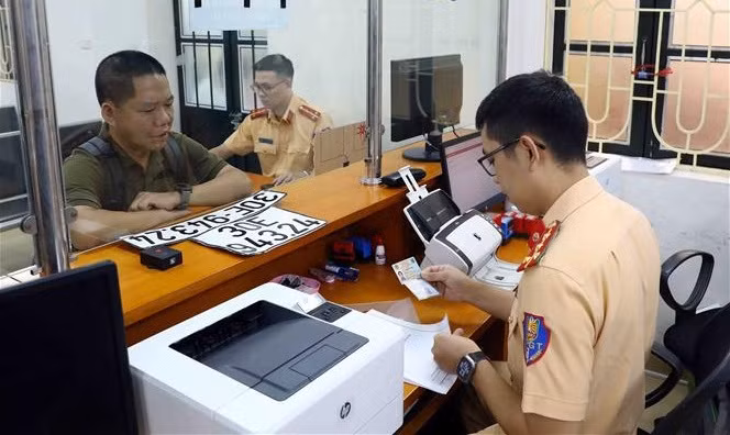  越南新规：一人名下可落户多台汽车和摩托车 ảnh 1