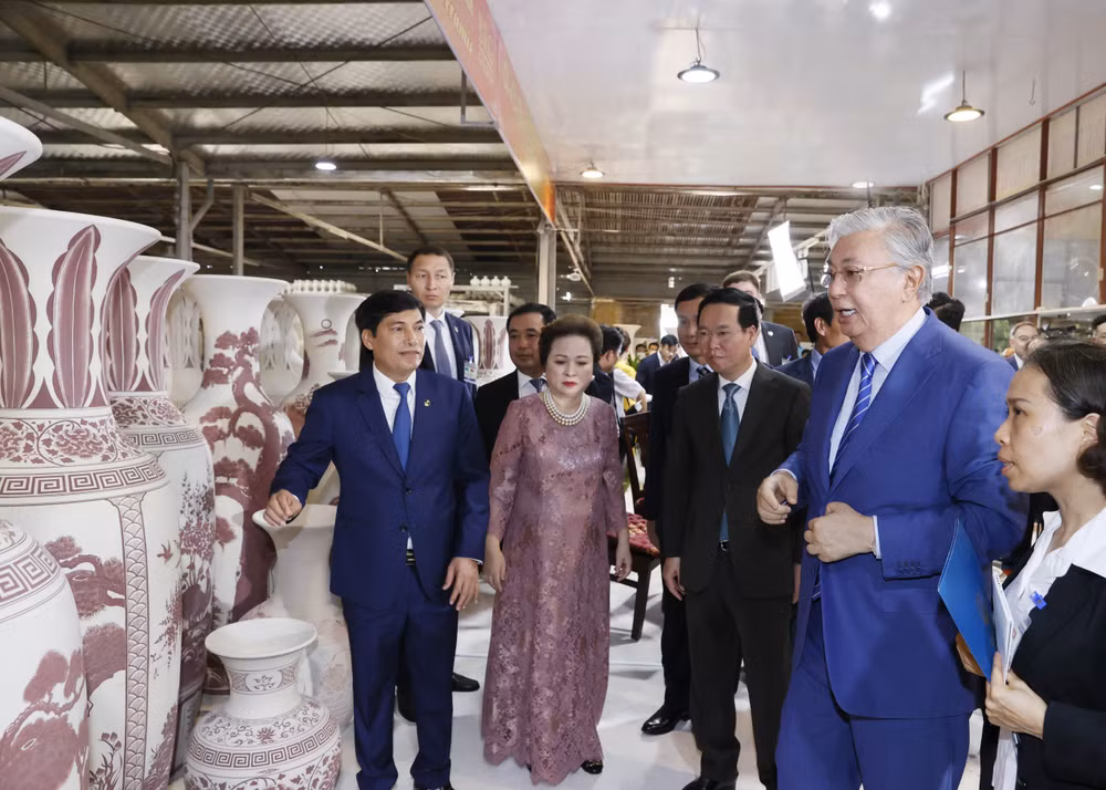越南国家主席武文赏与哈萨克斯坦总统托卡耶夫参观朱豆陶瓷村 ảnh 1