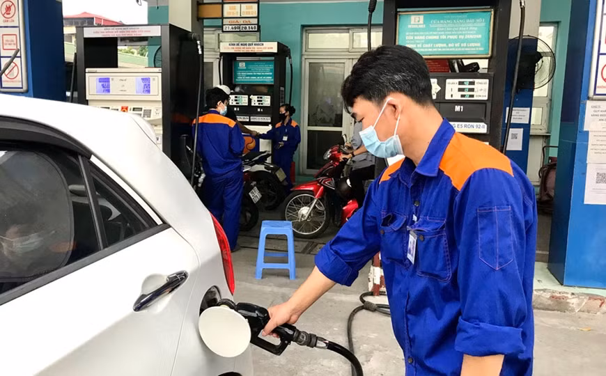 越南国内汽油价格继续上涨 直逼30000 越盾/升 ảnh 1