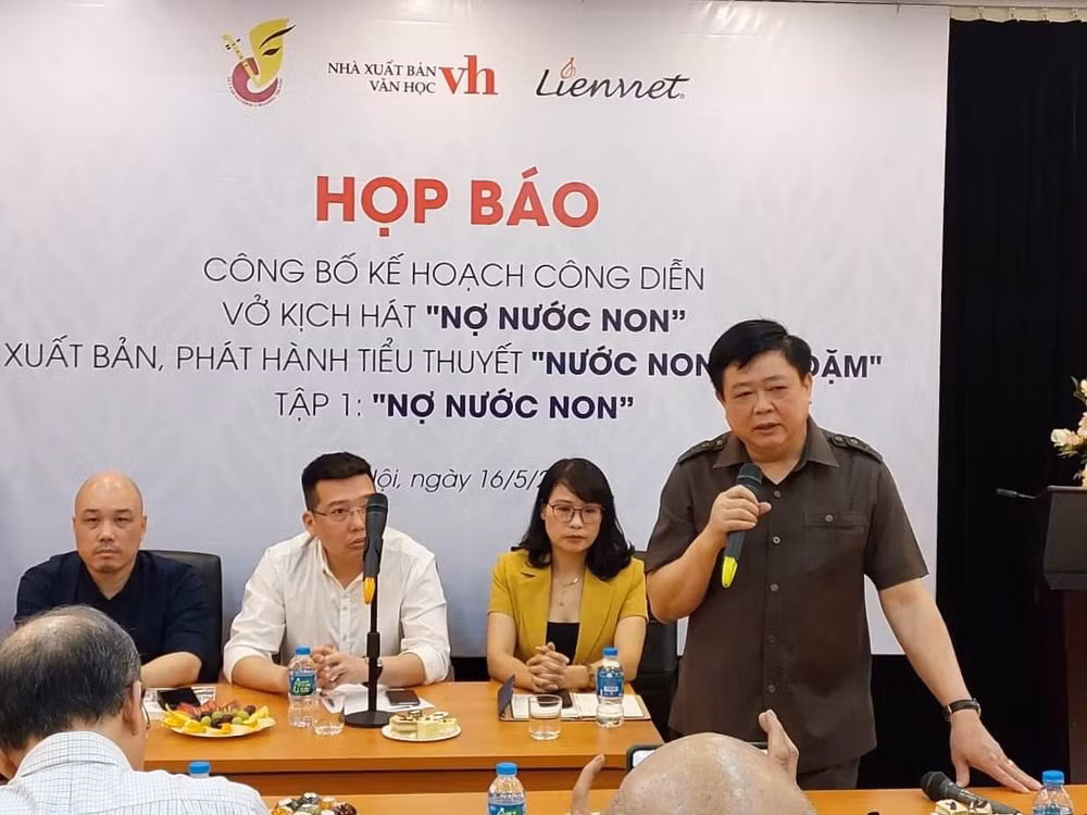 胡志明主席诞辰132周年：名为《我欠江山》的戏剧和同名小说问世 ảnh 1