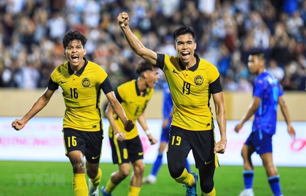 第31届东运会男足比赛：马来西亚U23队2比1战胜泰国U23队 ảnh 1